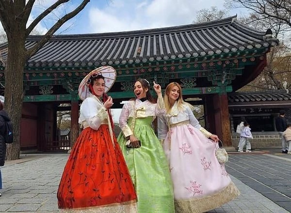 서울 문화 2일 투어 (경복궁 · 북촌 한옥마을 · 등산객장 · 은평 한옥마을 · 스타필드 도서관) - 서울출발